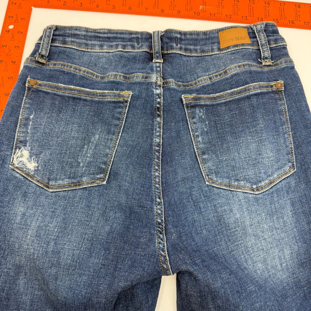 Judy Blue Capri Fit Distressed Medium Wash Denim Jeans JB88211 Size 9/29 - Picture 10 of 14